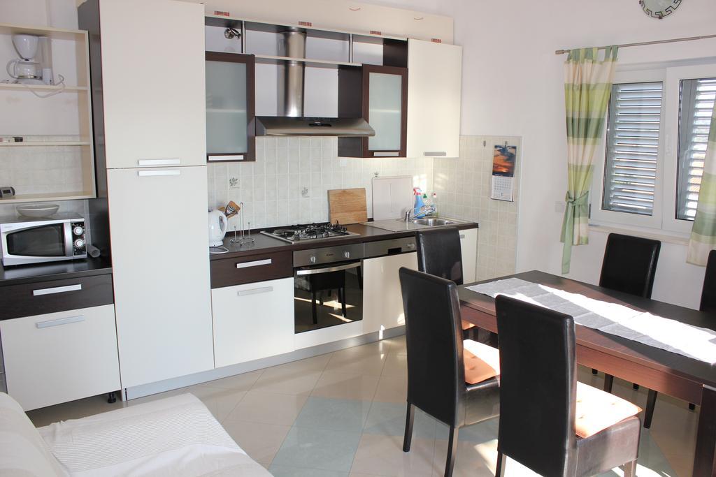 Apartments 4 Dolphins Rogoznica  Phòng bức ảnh